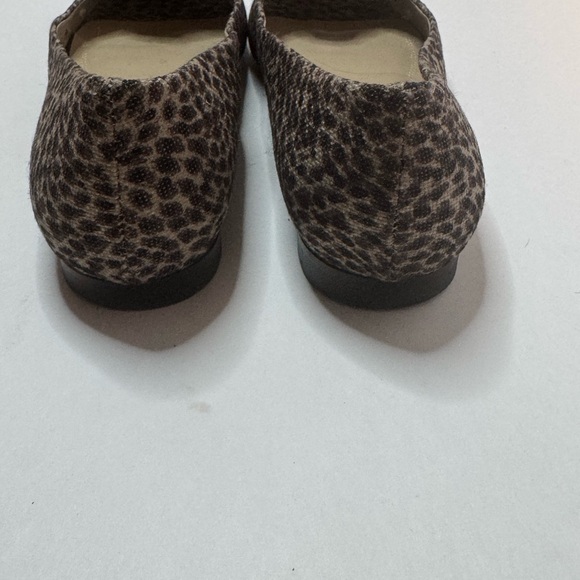 Ellen Tracy Leopard Print Flats with Black Flower Size 8M - Picture 3 of 7